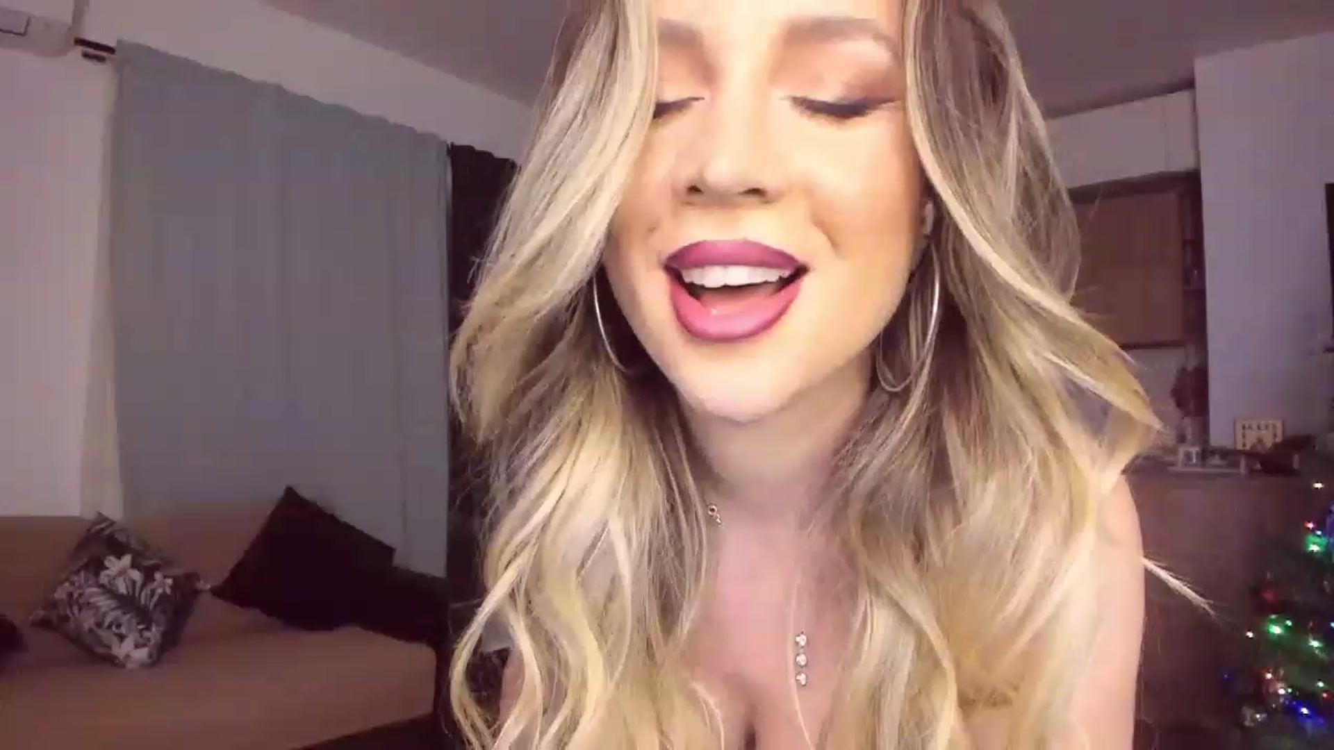 Gallery image thumbnail from CoolElissa's myfreecams stream on, 12/12/2022, 05:54 image 7 of 20