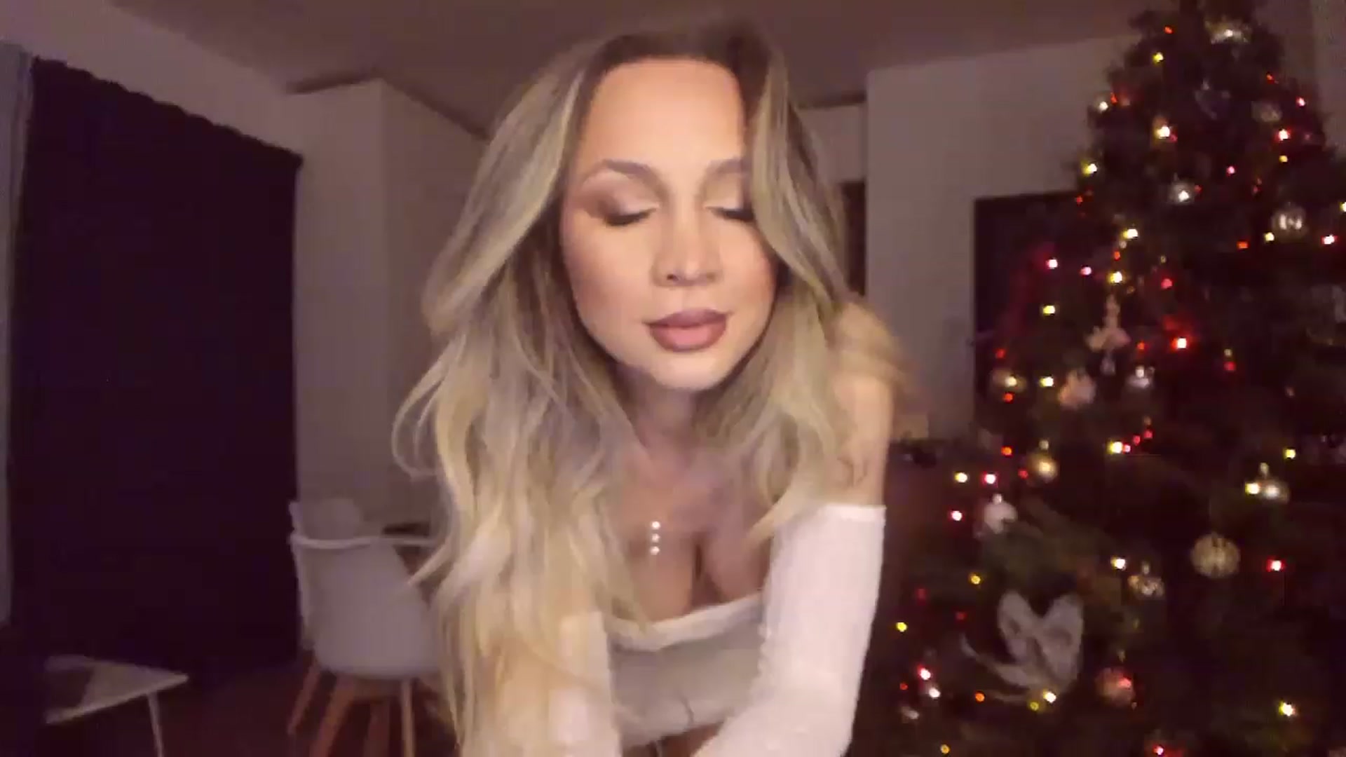 Gallery image thumbnail from CoolElissa's myfreecams stream on, 12/15/2022, 02:23 image 3 of 20