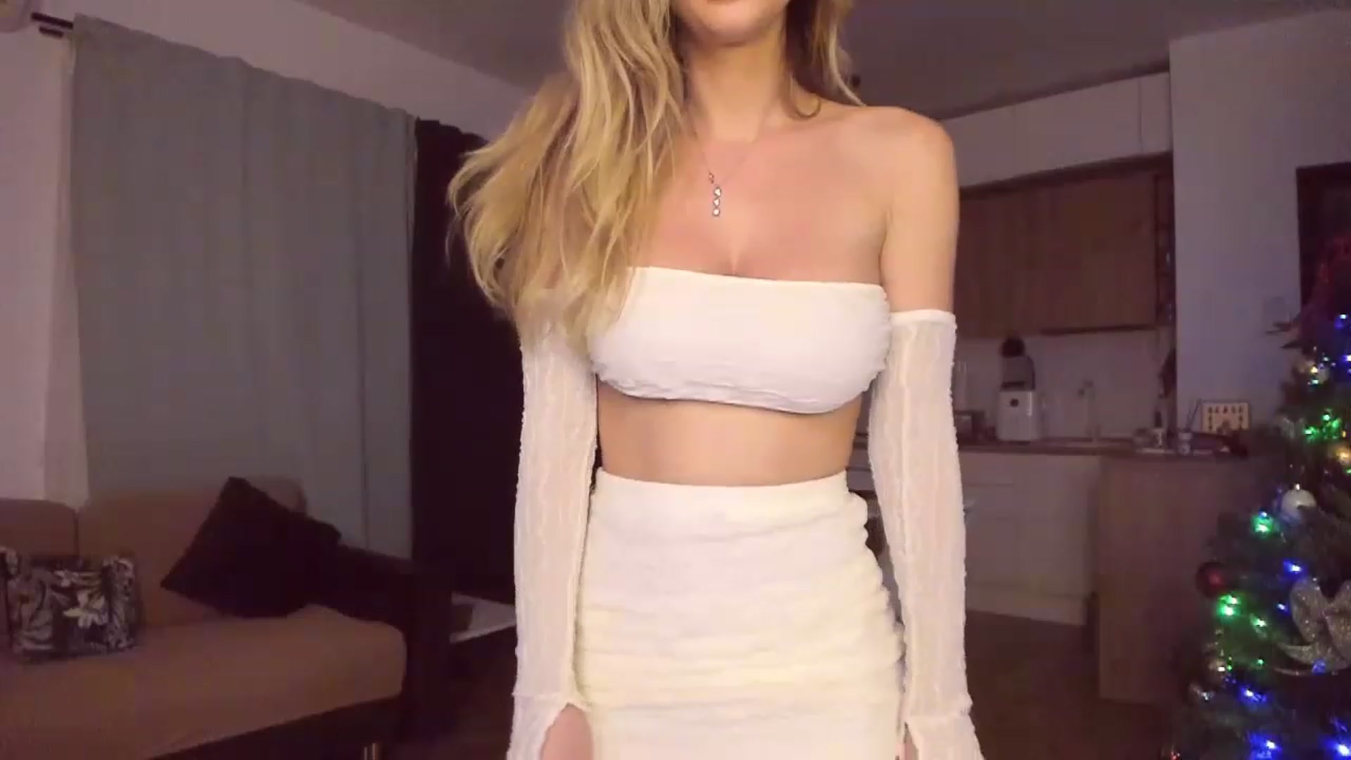Gallery image thumbnail from CoolElissa's myfreecams stream on, 12/15/2022, 05:29 image 12 of 20