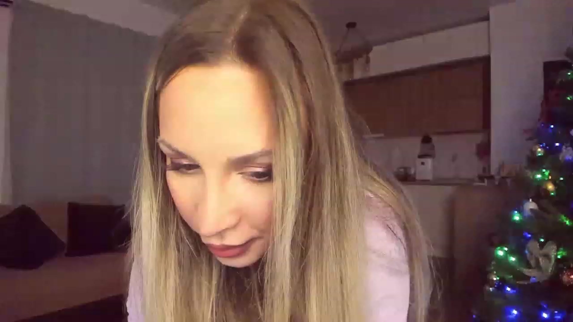 Gallery image thumbnail from CoolElissa's myfreecams stream on, 12/19/2022, 03:17 image 4 of 20