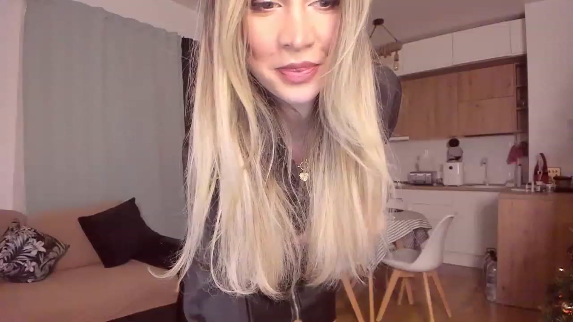 Gallery image thumbnail from CoolElissa's myfreecams stream on, 12/20/2022, 04:50 image 1 of 20