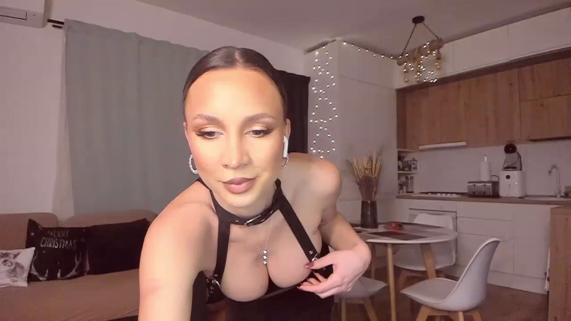 Gallery image thumbnail from CoolElissa's myfreecams stream on, 01/07/2023, 04:45 image 2 of 20