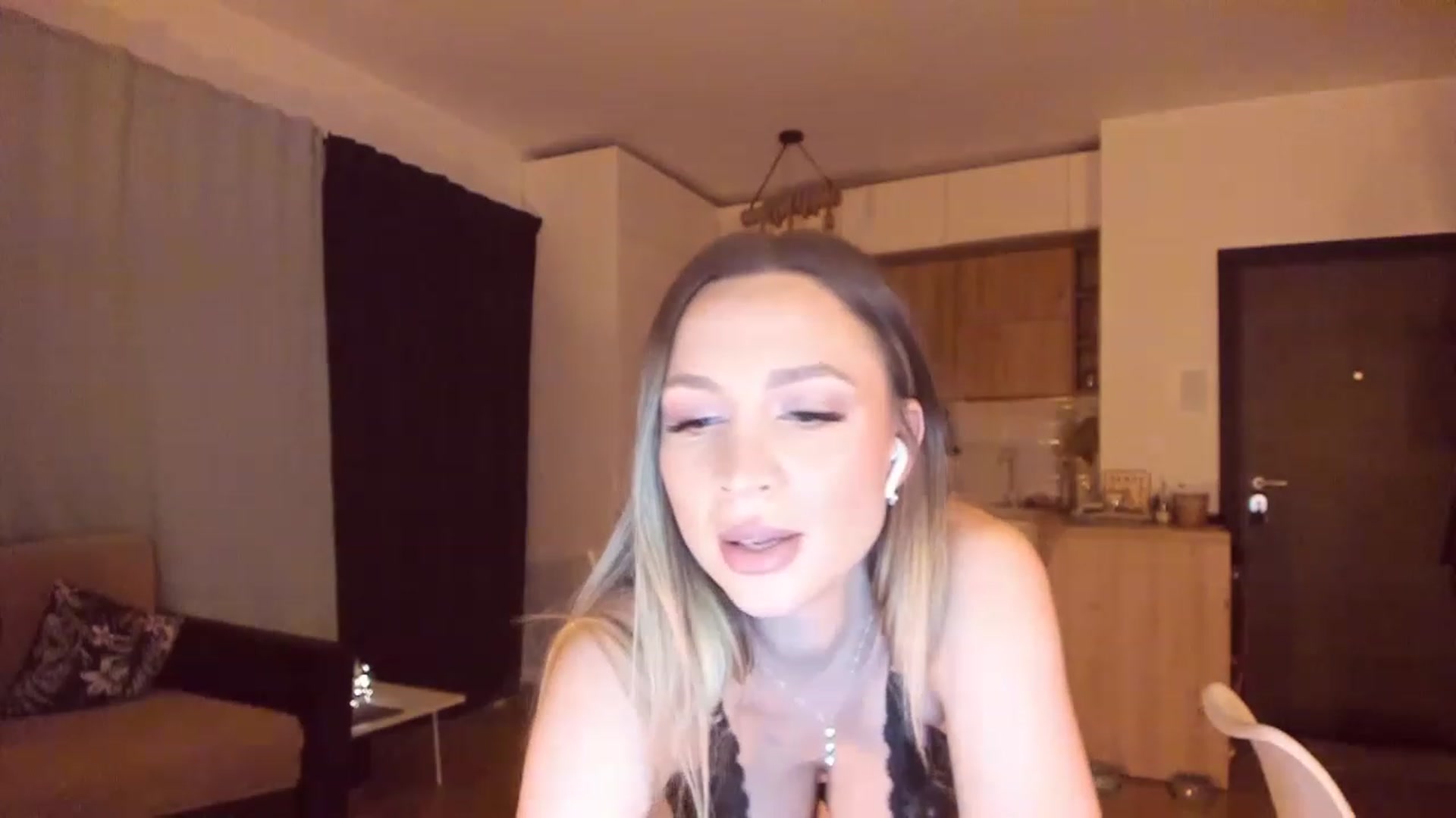Gallery image thumbnail from CoolElissa's myfreecams stream on, 02/08/2023, 04:06 image 15 of 20