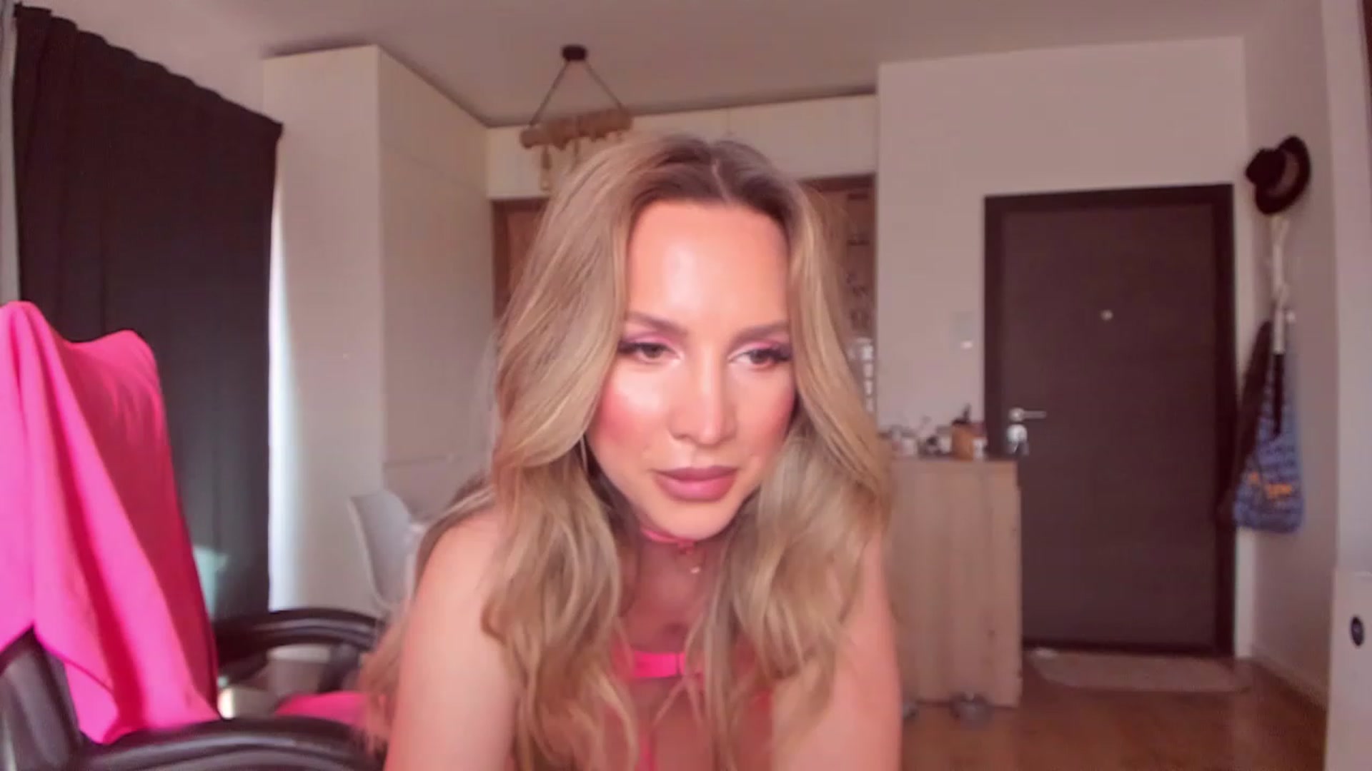 Gallery image thumbnail from CoolElissa's myfreecams stream on, 05/19/2023, 04:42 image 16 of 20