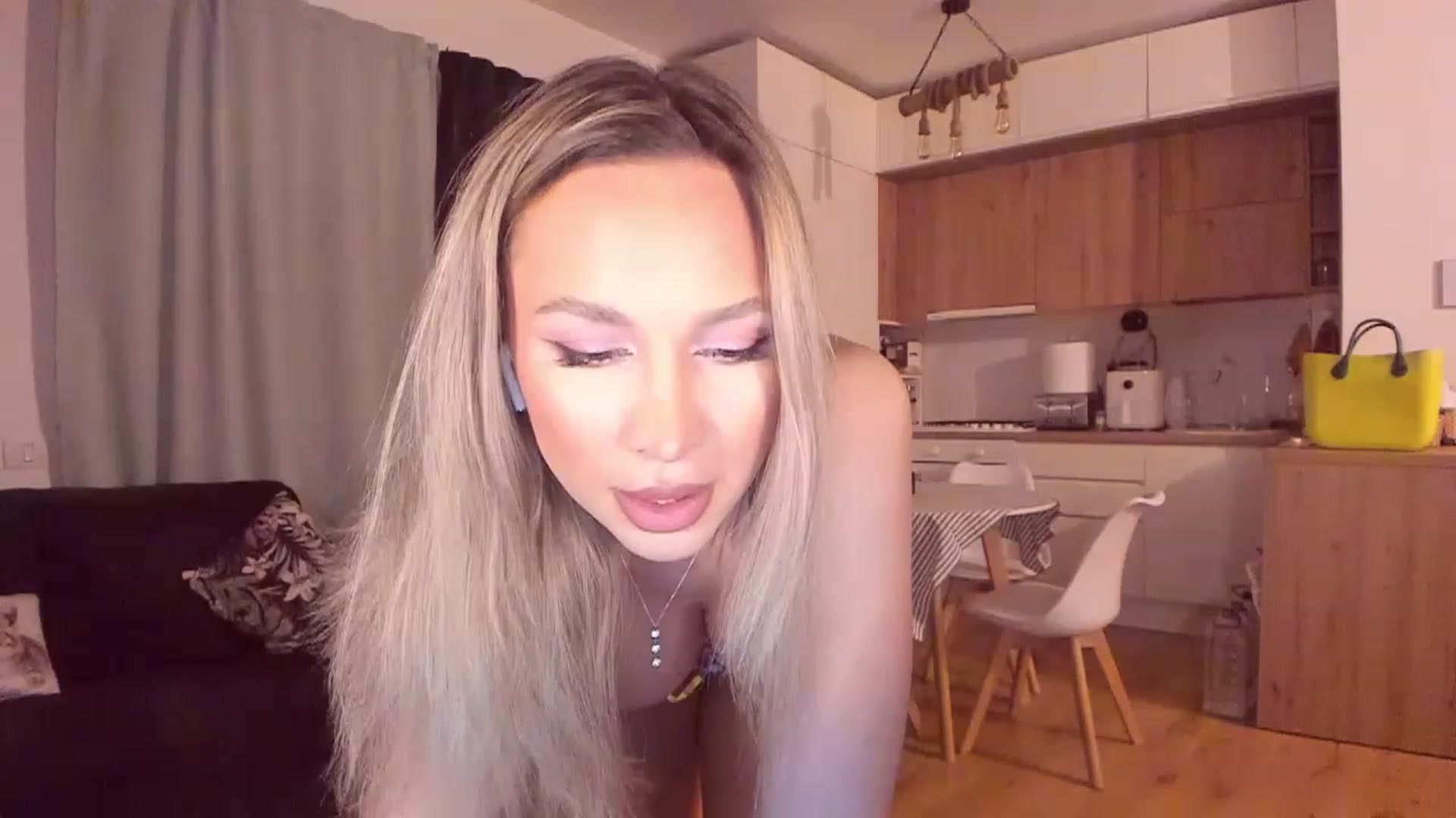 Gallery image thumbnail from CoolElissa's myfreecams stream on, 06/08/2023, 02:09 image 6 of 20