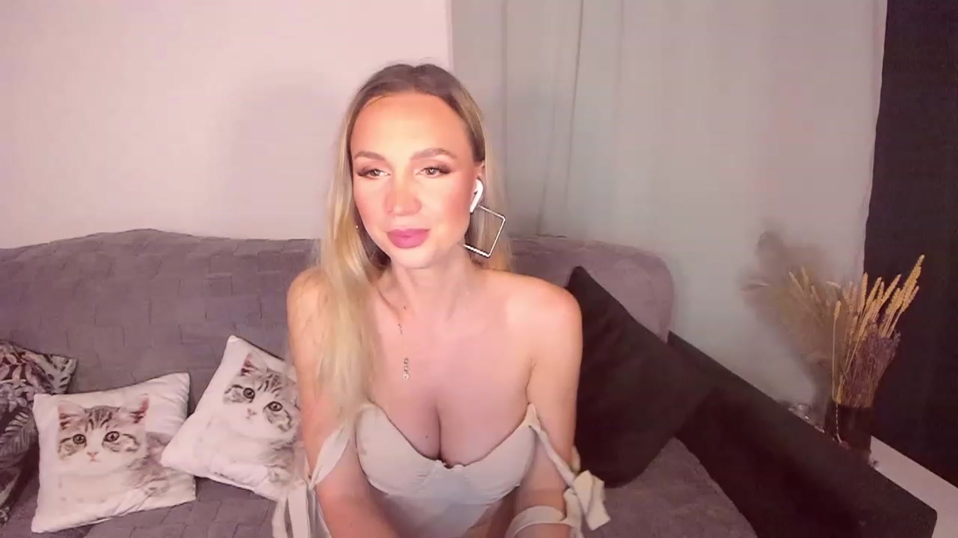 Gallery image thumbnail from CoolElissa's myfreecams stream on, 06/19/2023, 03:21 image 2 of 20