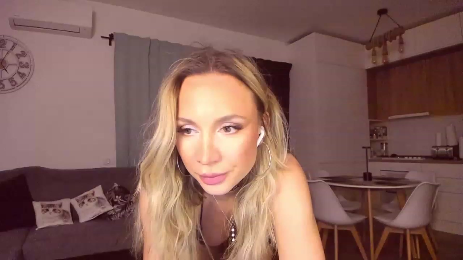 Gallery image thumbnail from CoolElissa's myfreecams stream on, 06/21/2023, 02:12 image 20 of 20