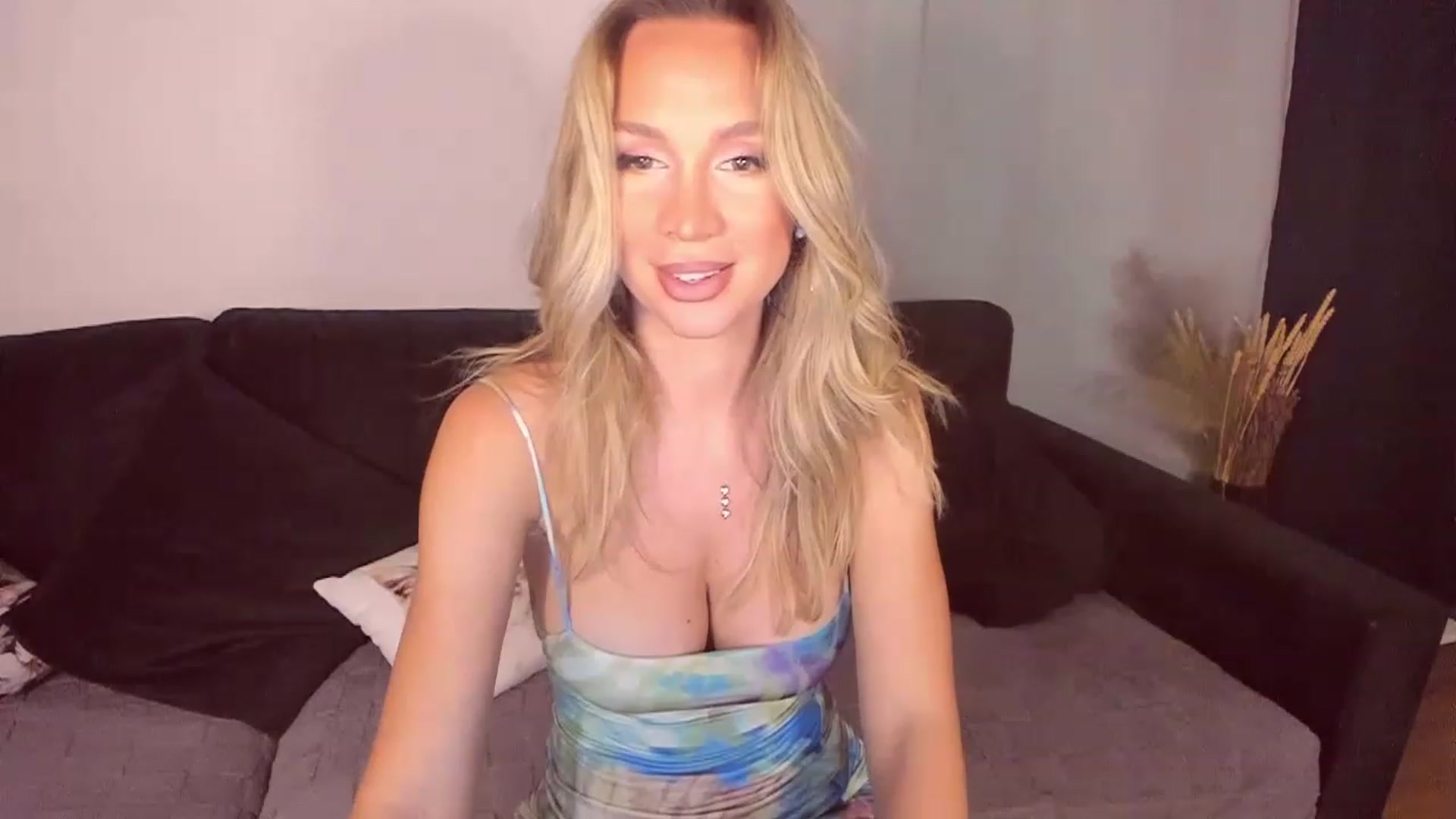 Gallery image thumbnail from CoolElissa's myfreecams stream on, 07/03/2023, 03:09 image 18 of 20
