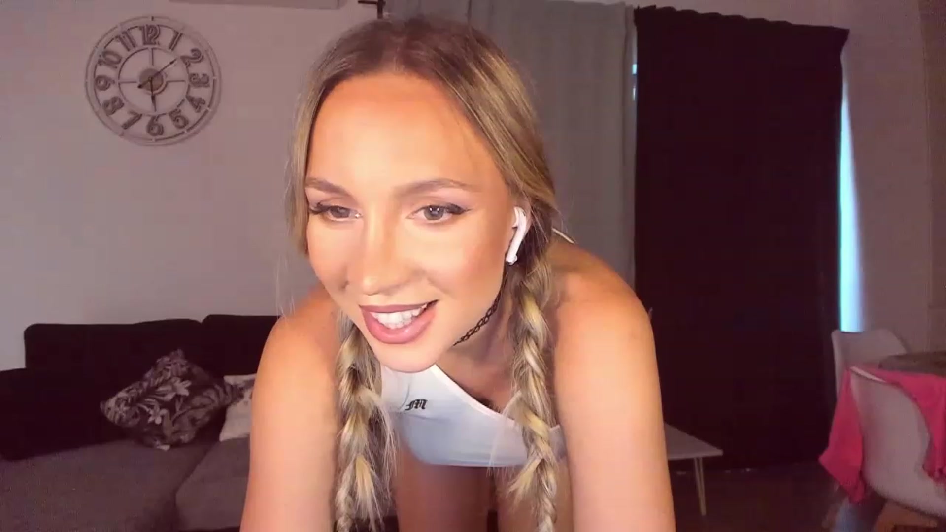 Gallery image thumbnail from CoolElissa's myfreecams stream on, 07/12/2023, 03:31 image 6 of 20