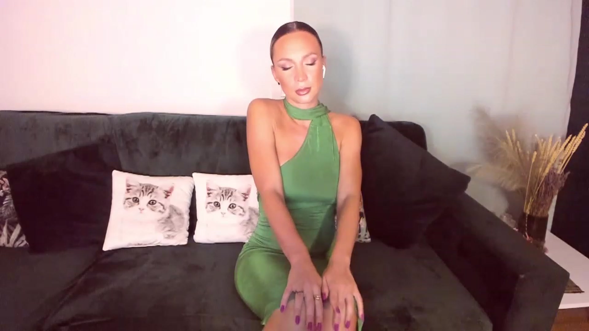 Gallery image thumbnail from CoolElissa's myfreecams stream on, 08/04/2023, 02:20 image 9 of 20