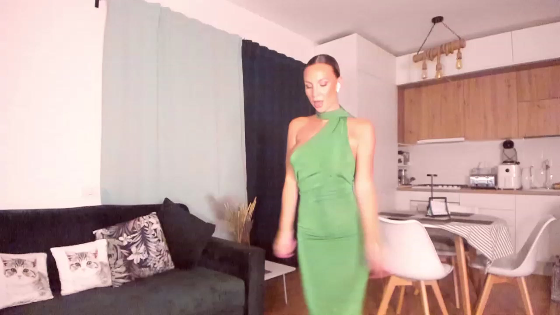 Gallery image thumbnail from CoolElissa's myfreecams stream on, 08/04/2023, 02:20 image 7 of 20