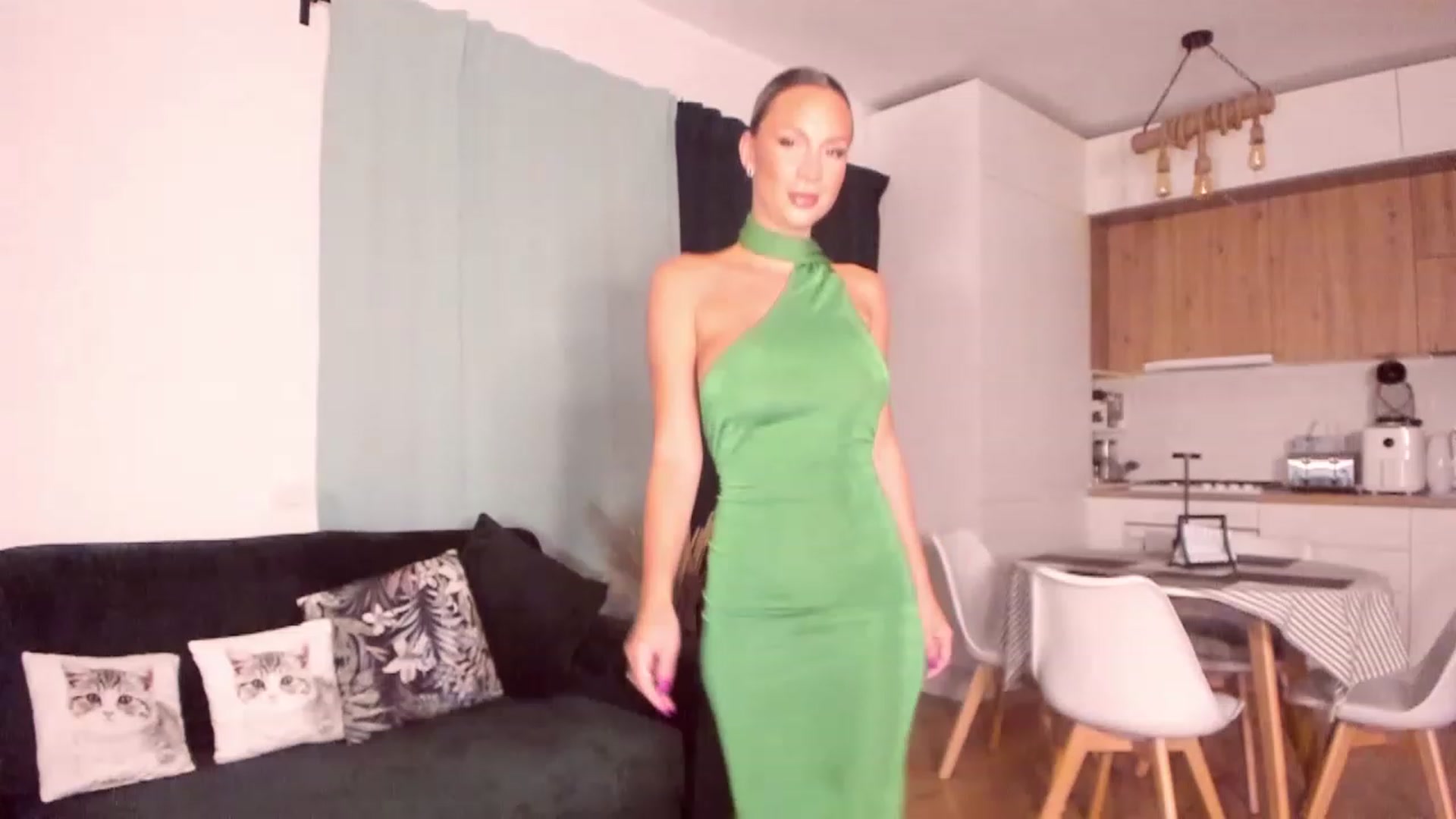 Gallery image thumbnail from CoolElissa's myfreecams stream on, 08/04/2023, 02:20 image 2 of 20