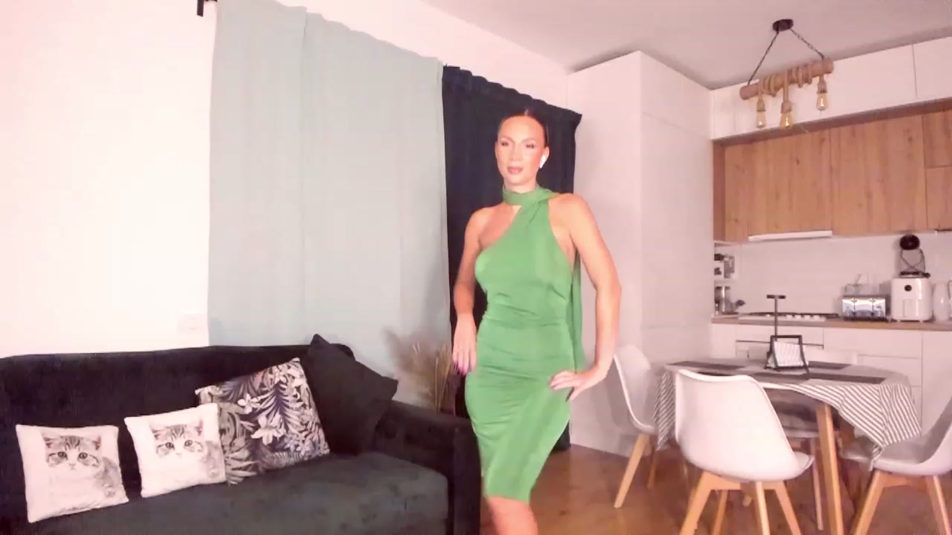 Gallery image thumbnail from CoolElissa's myfreecams stream on, 08/04/2023, 02:20 image 1 of 20