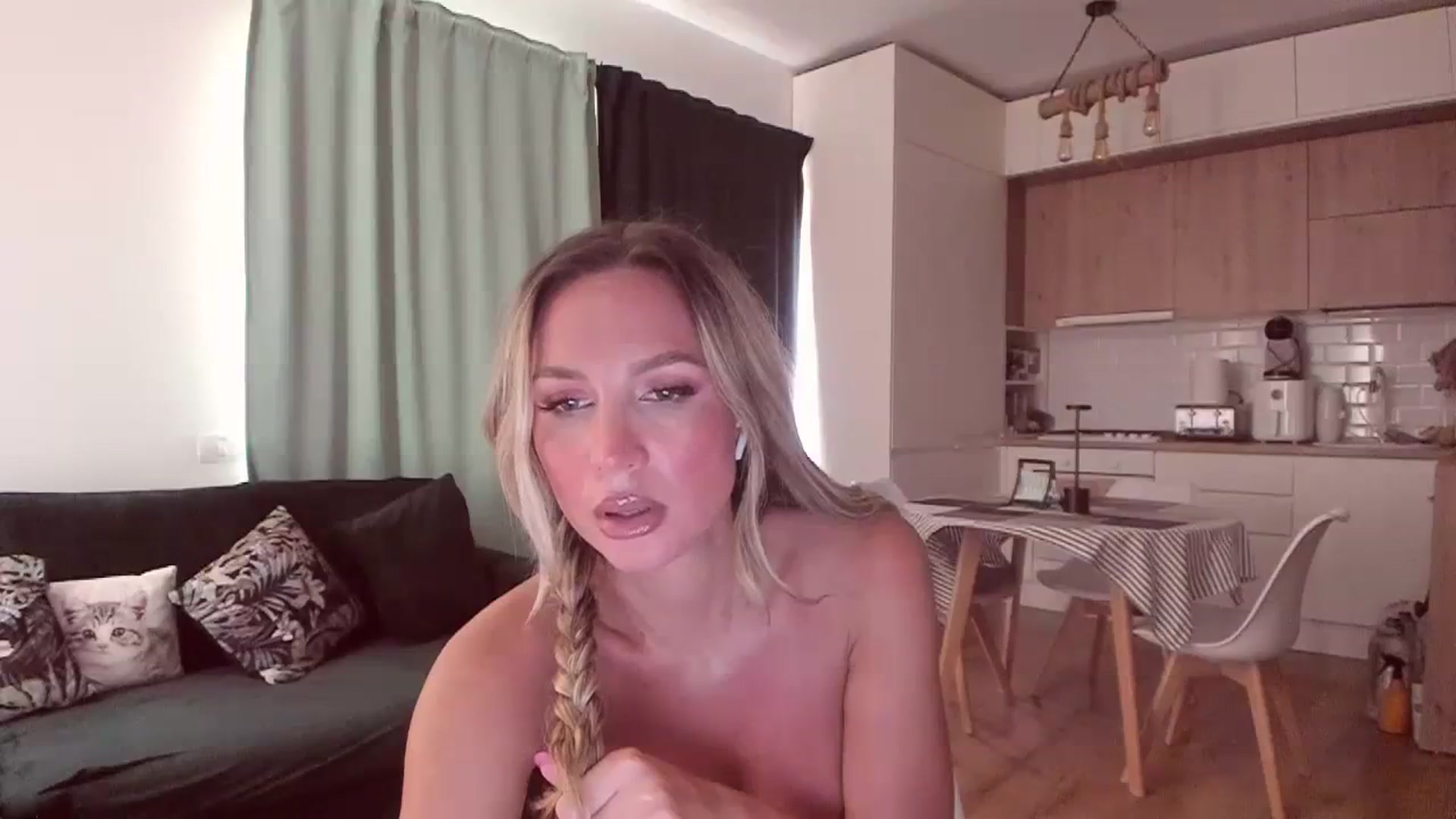 Gallery image thumbnail from CoolElissa's myfreecams stream on, 08/06/2023, 05:50 image 18 of 20