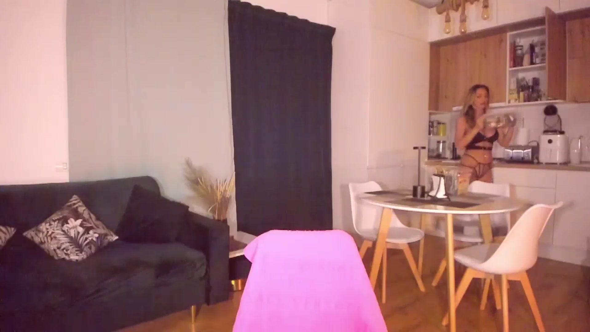 Gallery image thumbnail from CoolElissa's myfreecams stream on, 10/19/2023, 04:48 image 10 of 20