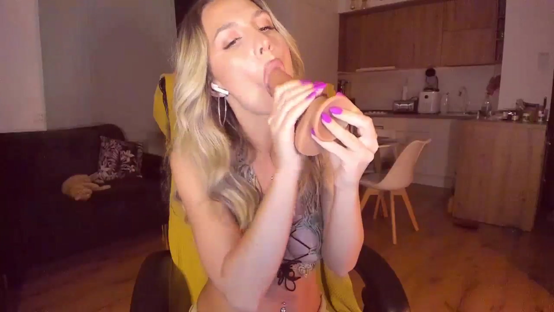 Gallery image thumbnail from CoolElissa's myfreecams stream on, 10/24/2023, 03:38 image 6 of 20