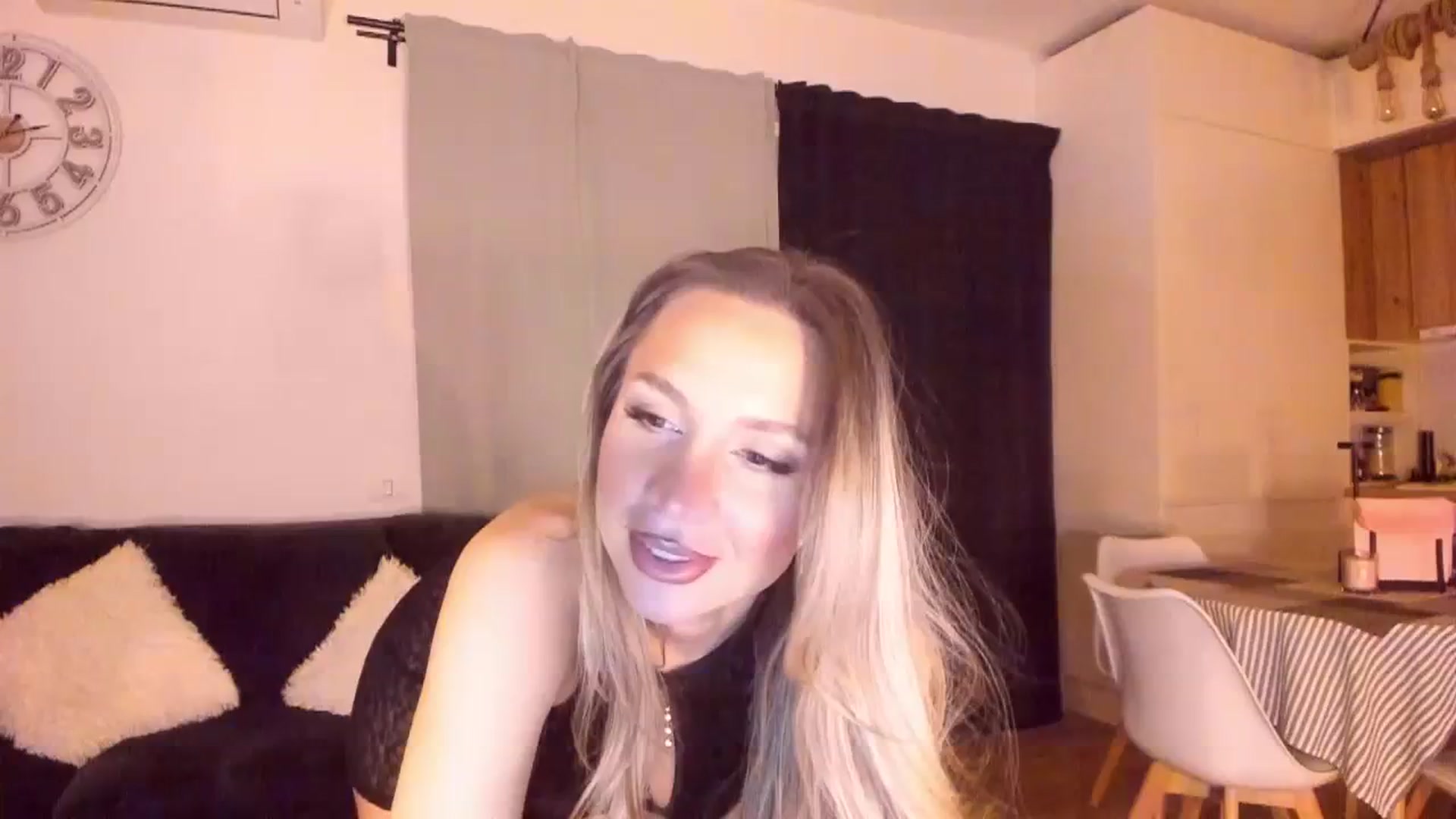 Gallery image thumbnail from CoolElissa's myfreecams stream on, 11/19/2023, 01:49 image 6 of 20