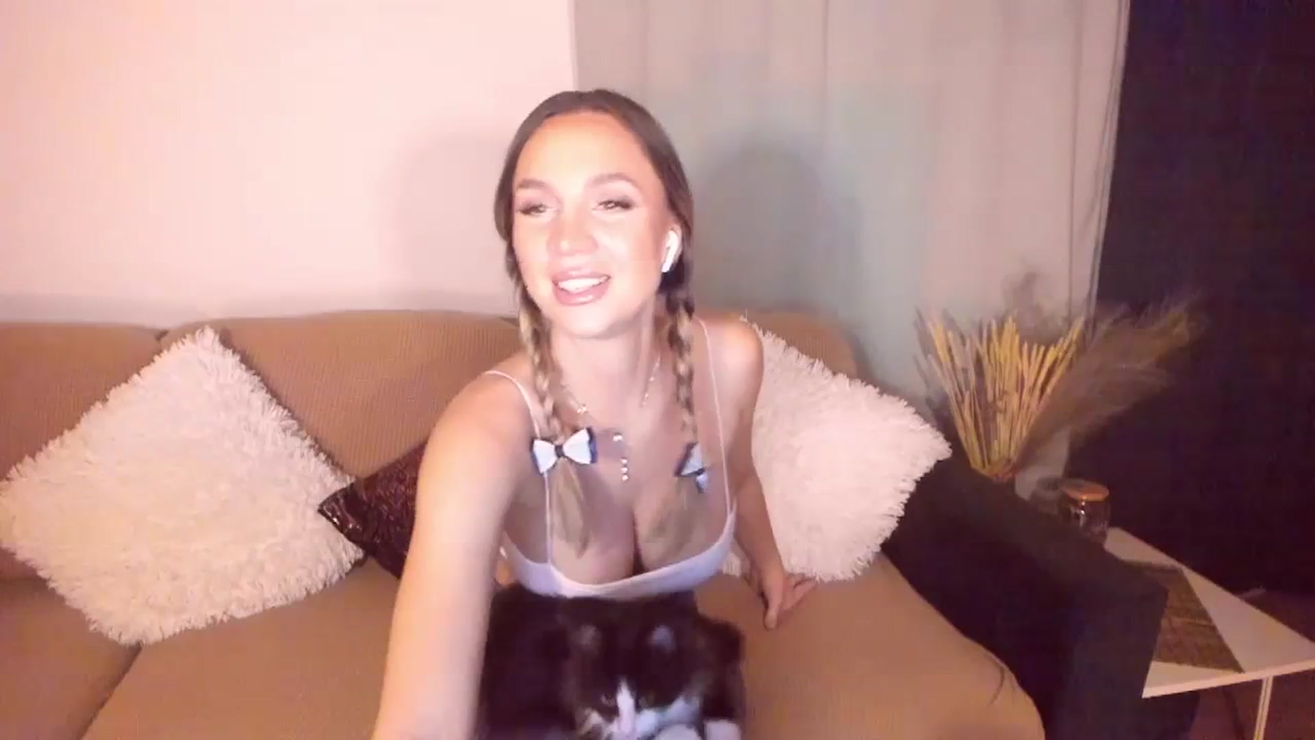 Gallery image thumbnail from CoolElissa's myfreecams stream on, 12/18/2023, 04:15 image 9 of 20