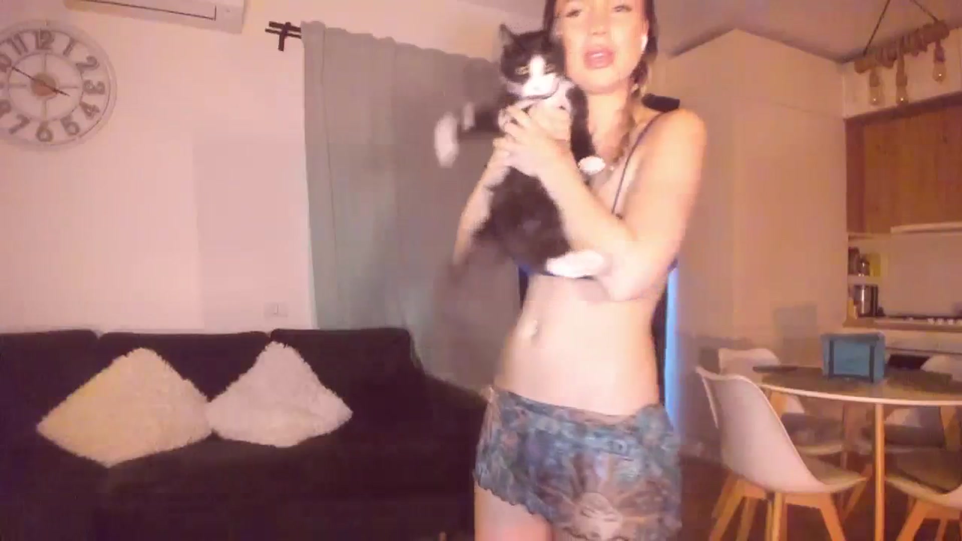 Gallery image thumbnail from CoolElissa's myfreecams stream on, 03/21/2024, 04:49 image 17 of 20
