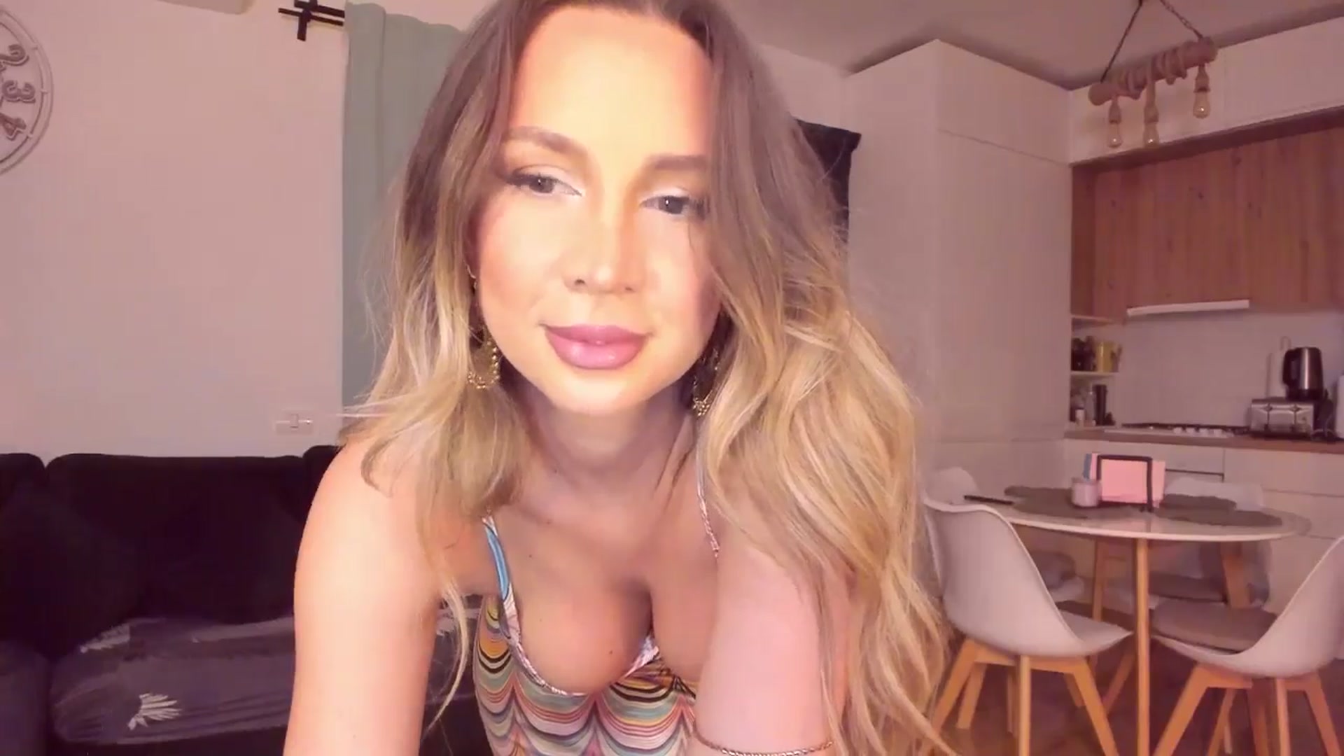 Gallery image thumbnail from CoolElissa's myfreecams stream on, 04/20/2024, 02:25 image 10 of 20