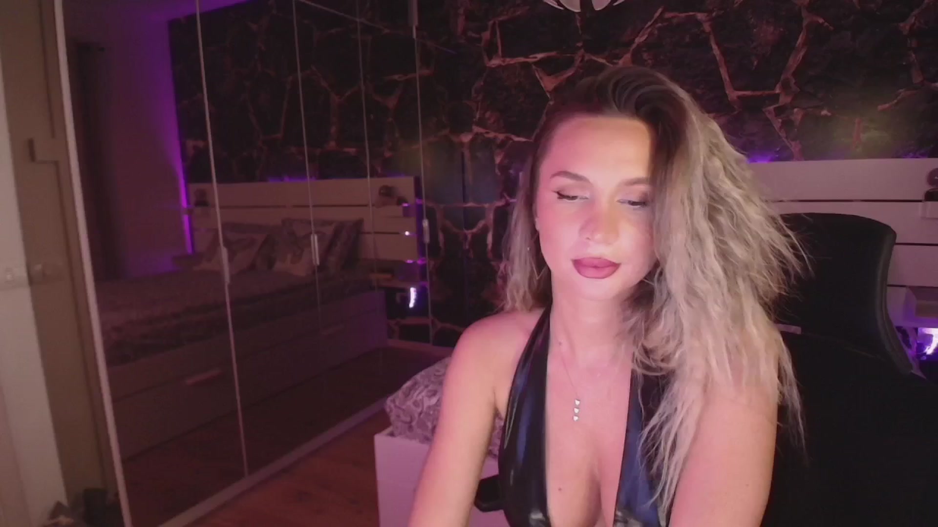 Gallery image thumbnail from CoolElissa's myfreecams stream on, 10/18/2024, 04:33 image 6 of 20