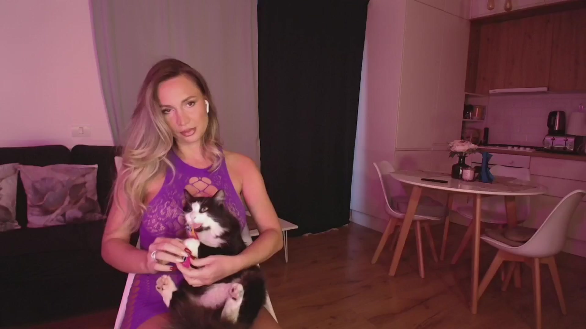 Gallery image thumbnail from CoolElissa's myfreecams stream on, 11/11/2024, 06:07 image 19 of 20