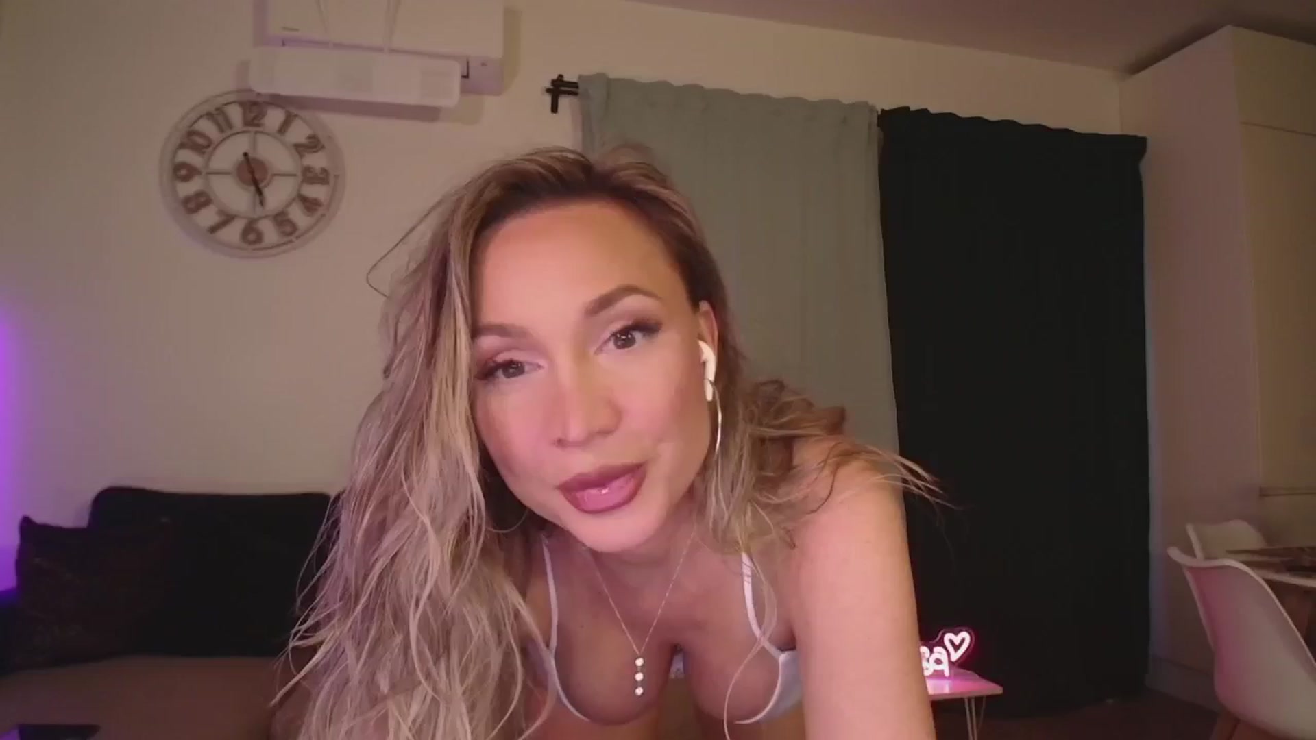 Gallery image thumbnail from CoolElissa's myfreecams stream on, 04/15/2025, 05:43 image 2 of 20