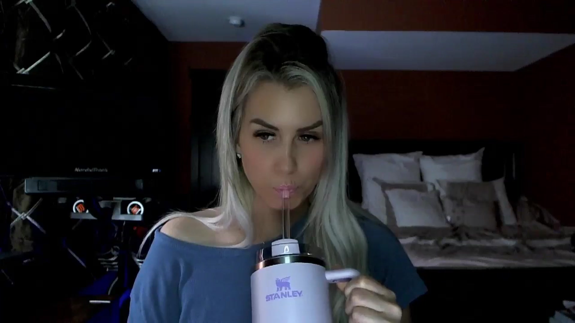 Gallery image thumbnail from Cora9's myfreecams stream on, 03/11/2024, 04:13 image 9 of 20