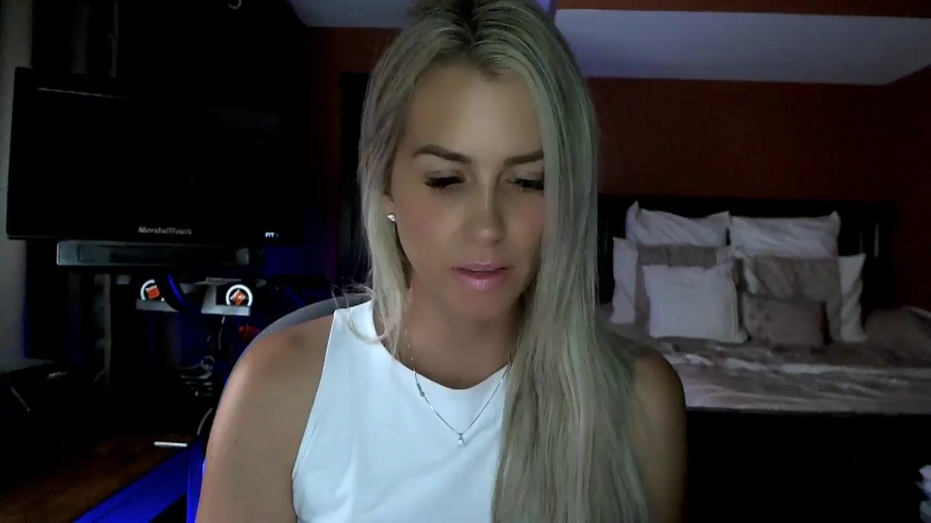 Gallery image thumbnail from Cora9's myfreecams stream on, 06/26/2024, 03:59 image 15 of 20