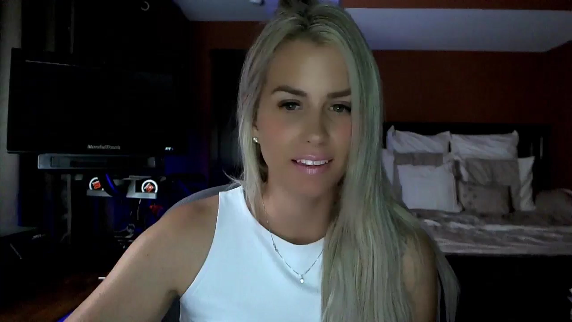 Gallery image thumbnail from Cora9's myfreecams stream on, 06/26/2024, 03:59 image 2 of 20