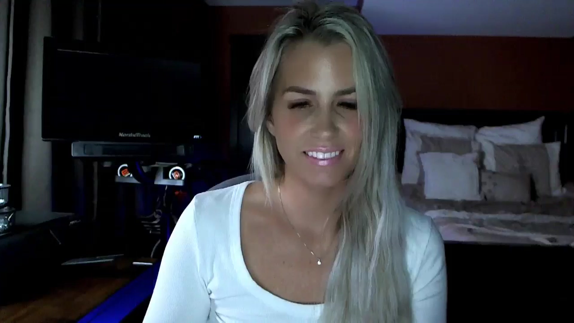 Gallery image thumbnail from Cora9's myfreecams stream on, 09/24/2024, 03:40 image 6 of 20