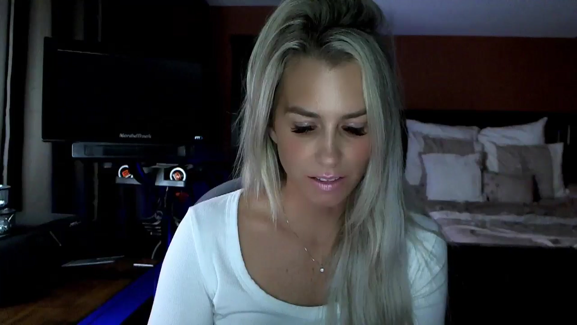 Gallery image thumbnail from Cora9's myfreecams stream on, 09/24/2024, 03:40 image 14 of 20