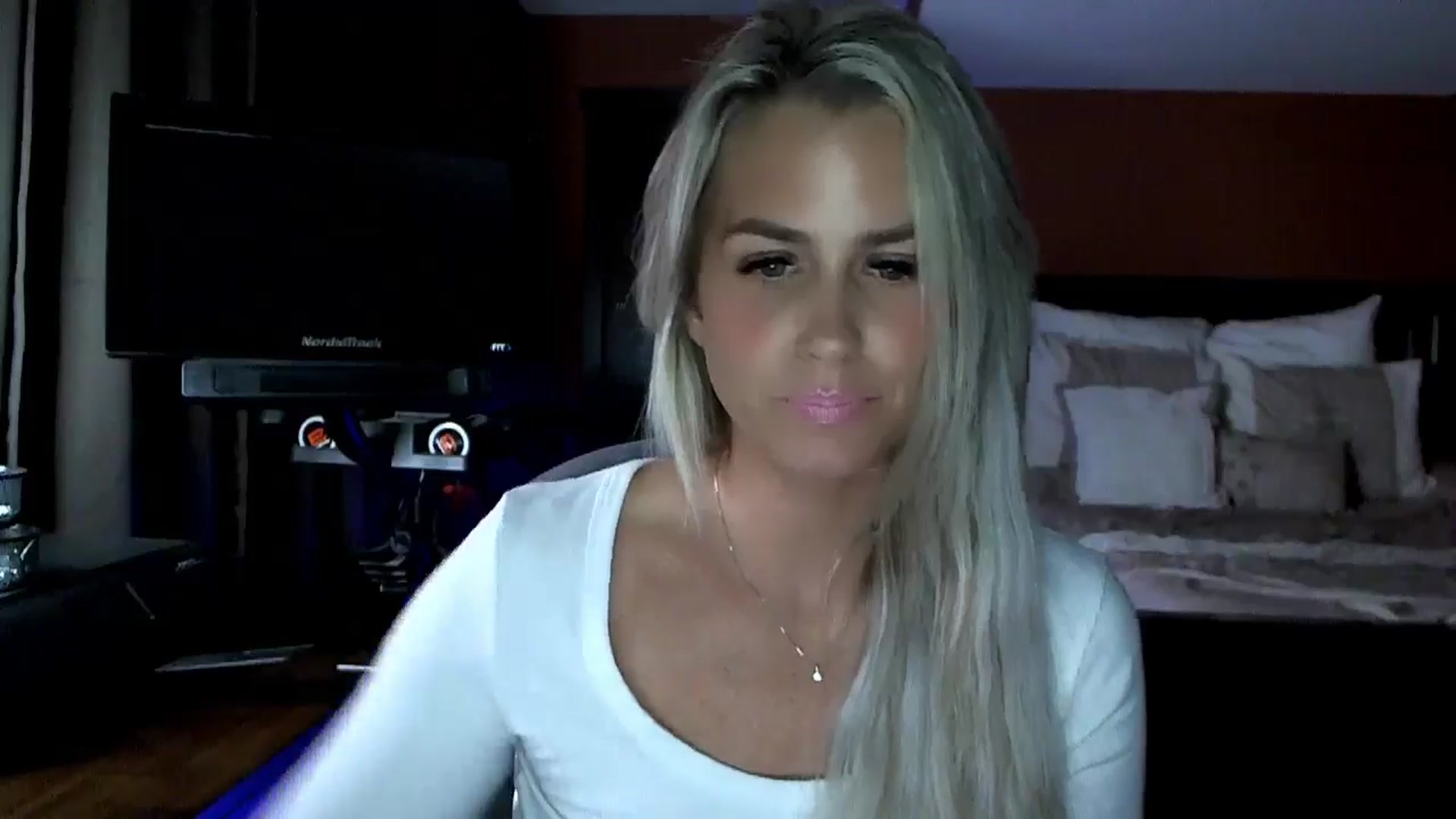 Gallery image thumbnail from Cora9's myfreecams stream on, 09/24/2024, 03:40 image 5 of 20