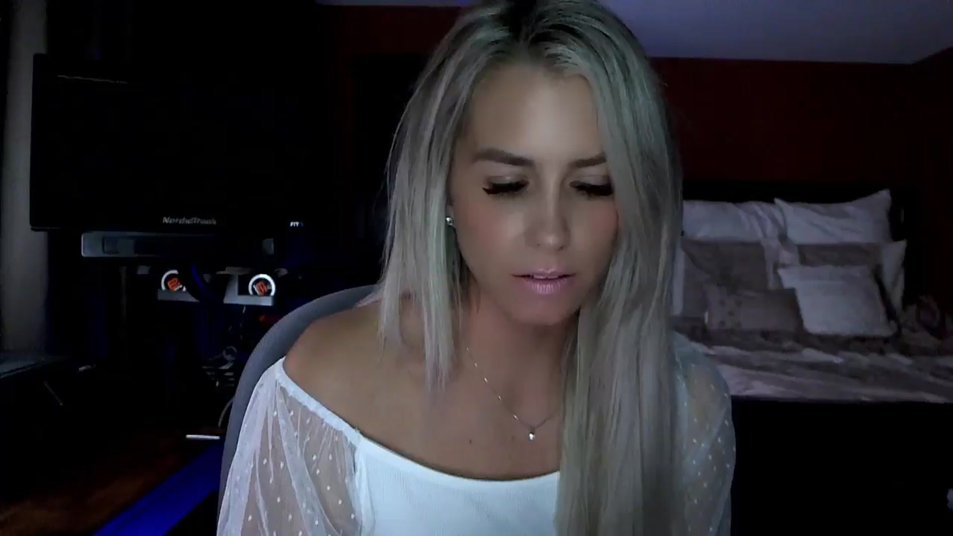 Gallery image thumbnail from Cora9's myfreecams stream on, 10/18/2024, 03:31 image 10 of 20