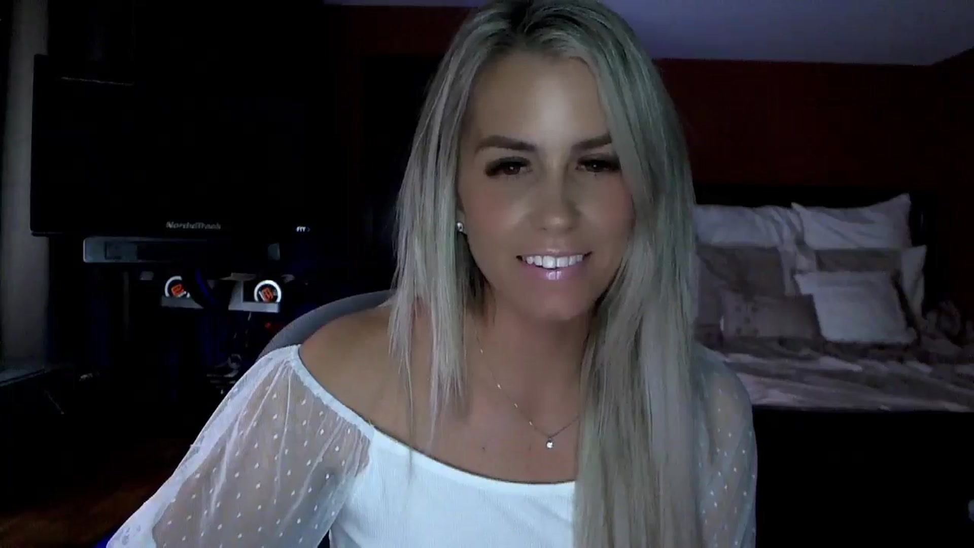 Gallery image thumbnail from Cora9's myfreecams stream on, 10/18/2024, 03:31 image 12 of 20