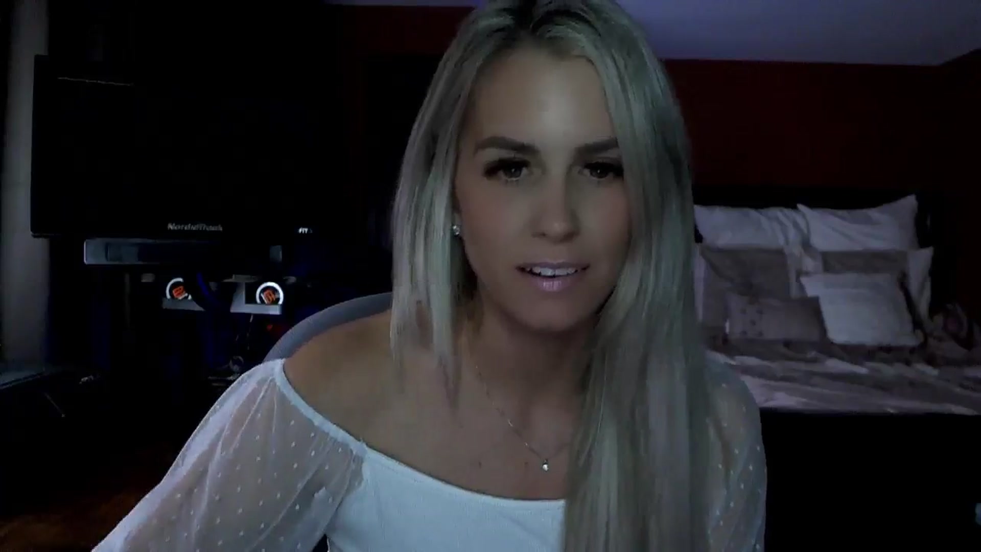 Gallery image thumbnail from Cora9's myfreecams stream on, 10/18/2024, 03:31 image 4 of 20