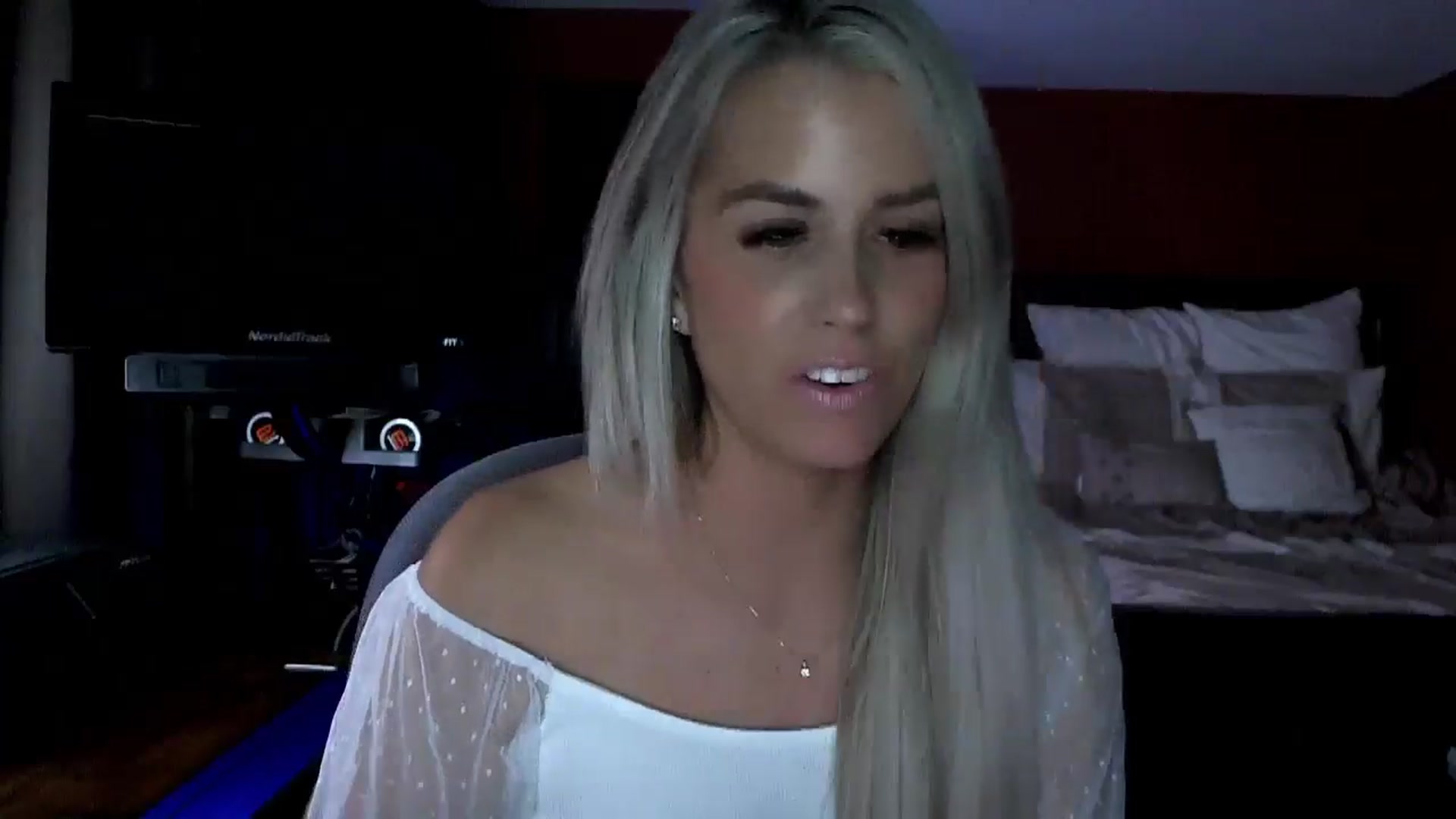 Gallery image thumbnail from Cora9's myfreecams stream on, 10/18/2024, 03:31 image 3 of 20