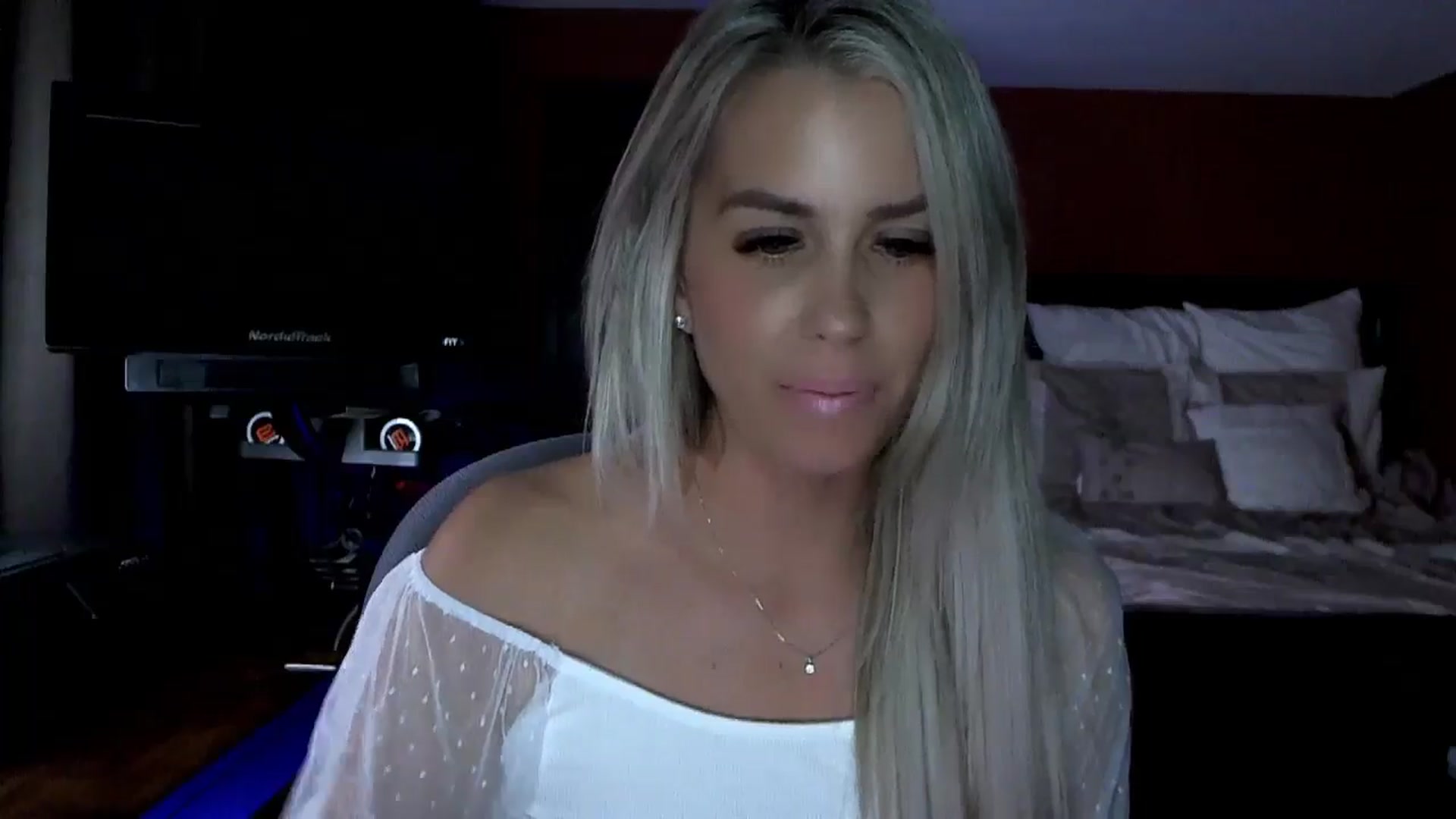 Gallery image thumbnail from Cora9's myfreecams stream on, 10/18/2024, 03:31 image 2 of 20