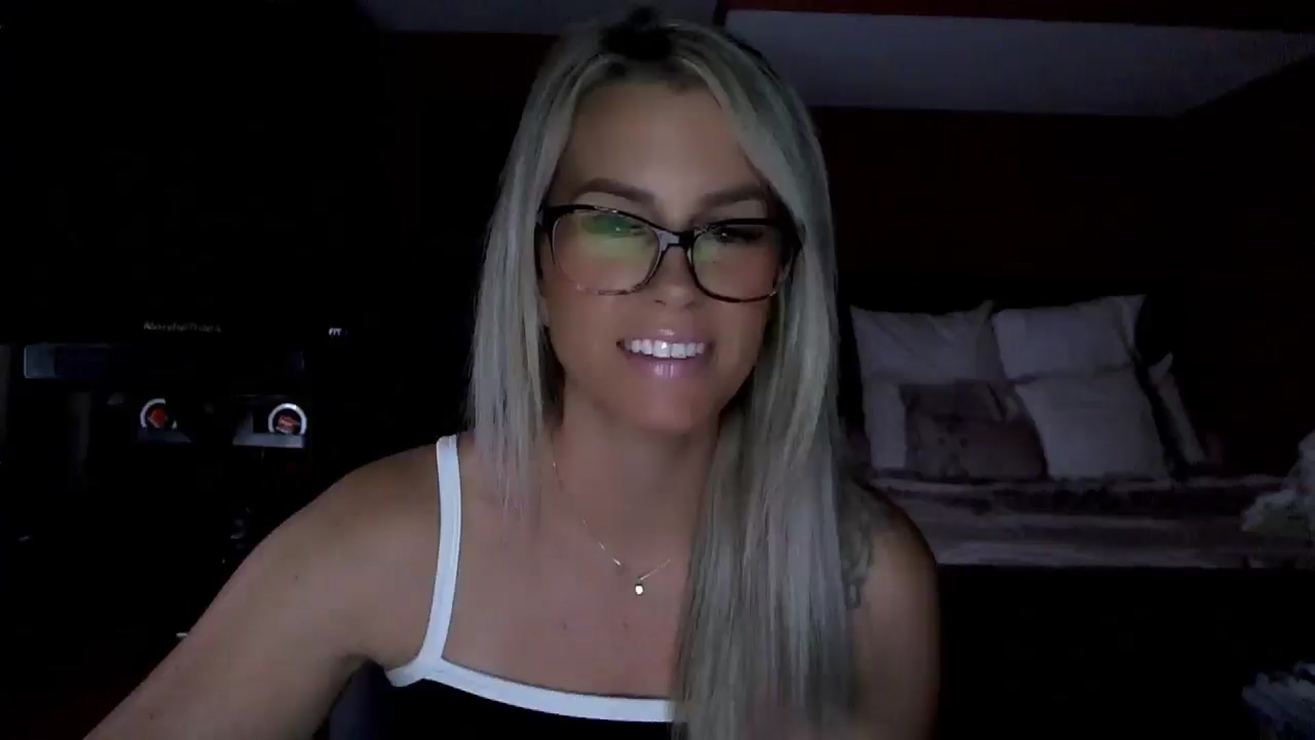 Gallery image thumbnail from Cora9's myfreecams stream on, 08/29/2025, 04:25 image 1 of 20