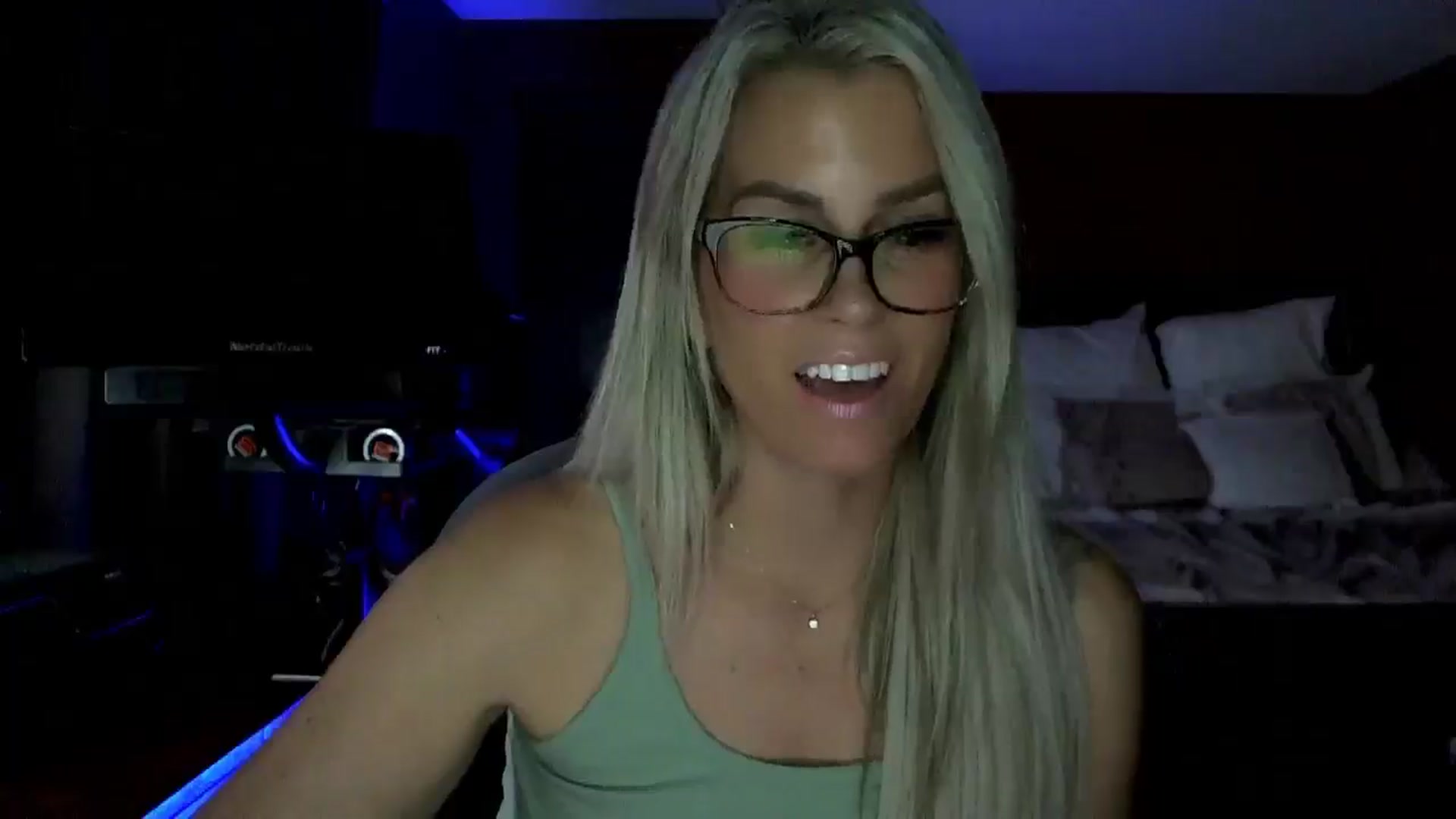 Gallery image thumbnail from Cora9's myfreecams stream on, 09/24/2025, 04:41 image 7 of 20