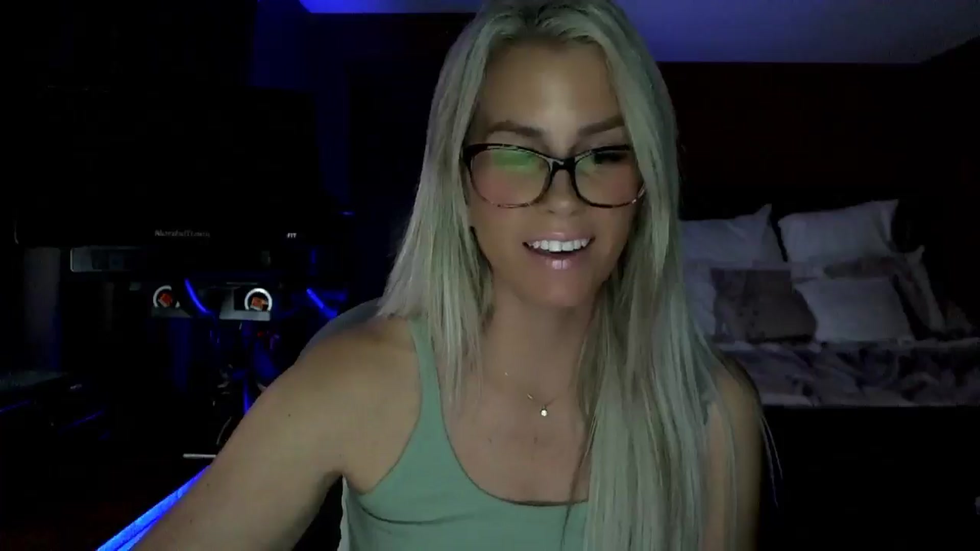 Gallery image thumbnail from Cora9's myfreecams stream on, 09/24/2025, 04:41 image 4 of 20