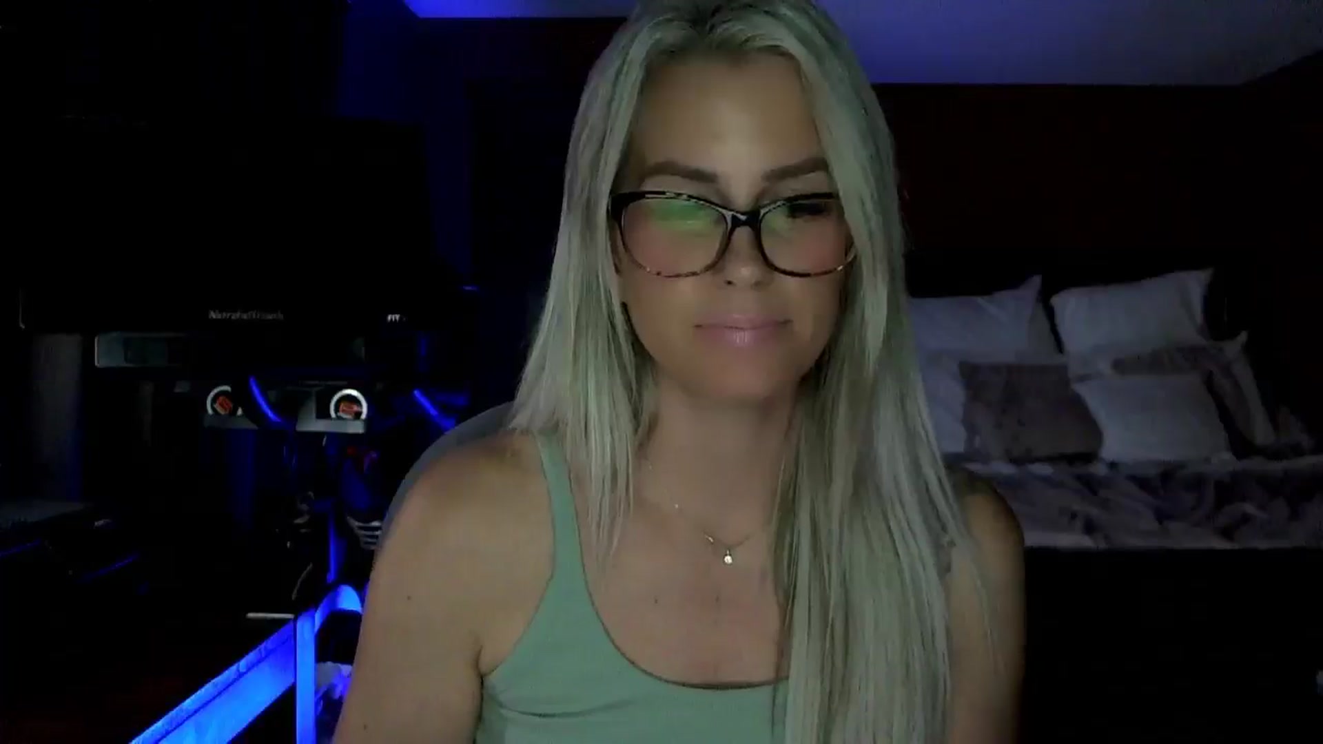 Gallery image thumbnail from Cora9's myfreecams stream on, 09/24/2025, 04:41 image 6 of 20
