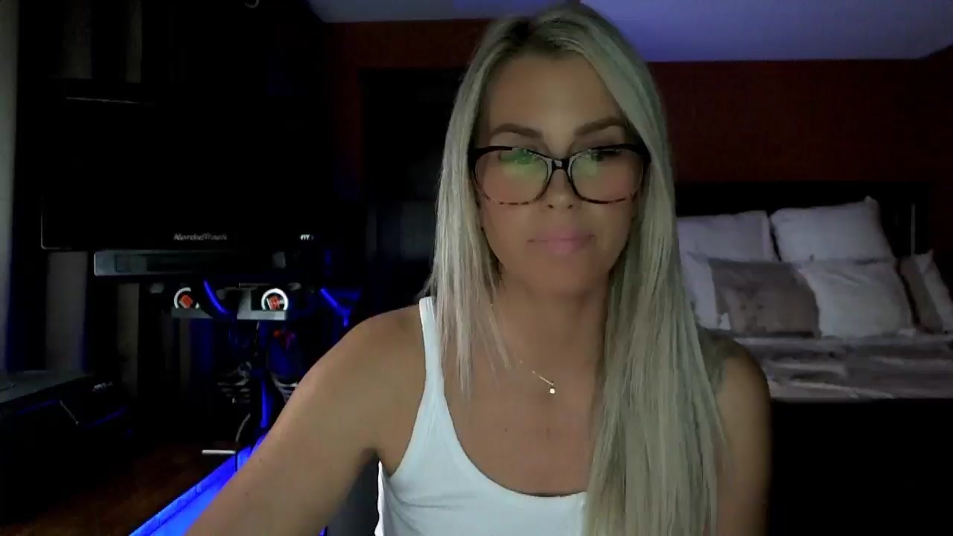 Gallery image thumbnail from Cora9's myfreecams stream on, 10/16/2025, 05:03 image 13 of 20