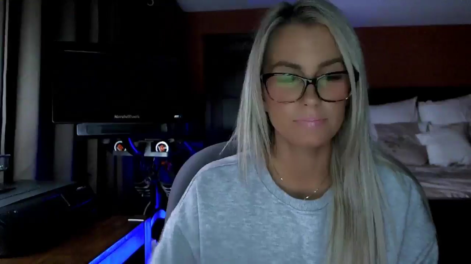 Gallery image thumbnail from Cora9's myfreecams stream on, 10/31/2025, 05:03 image 6 of 20