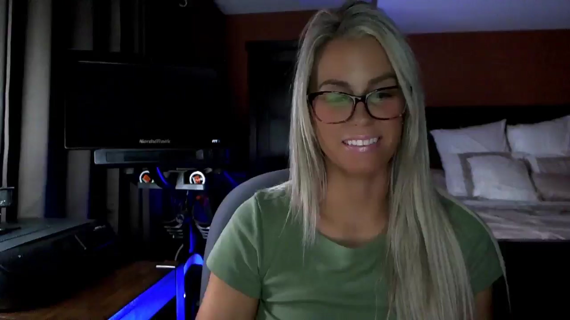 Gallery image thumbnail from Cora9's myfreecams stream on, 11/13/2025, 06:27 image 12 of 20