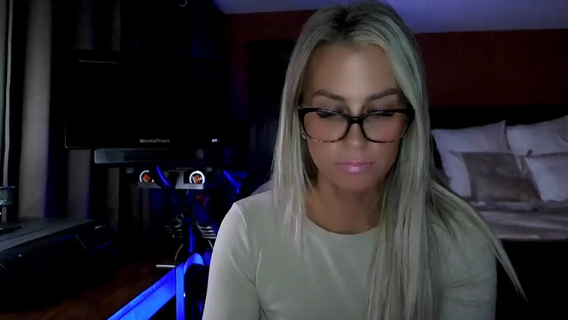 Gallery image thumbnail from Cora9's myfreecams stream on, 11/18/2025, 05:44 image 16 of 20