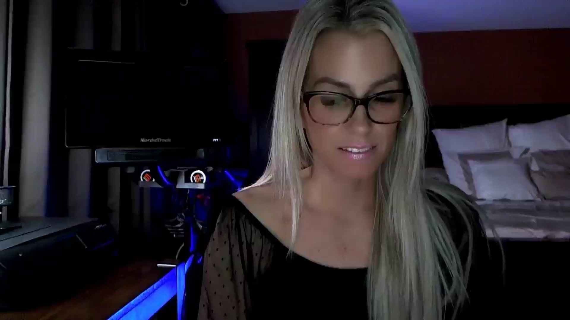 Gallery image thumbnail from Cora9's myfreecams stream on, 11/19/2025, 05:41 image 2 of 20