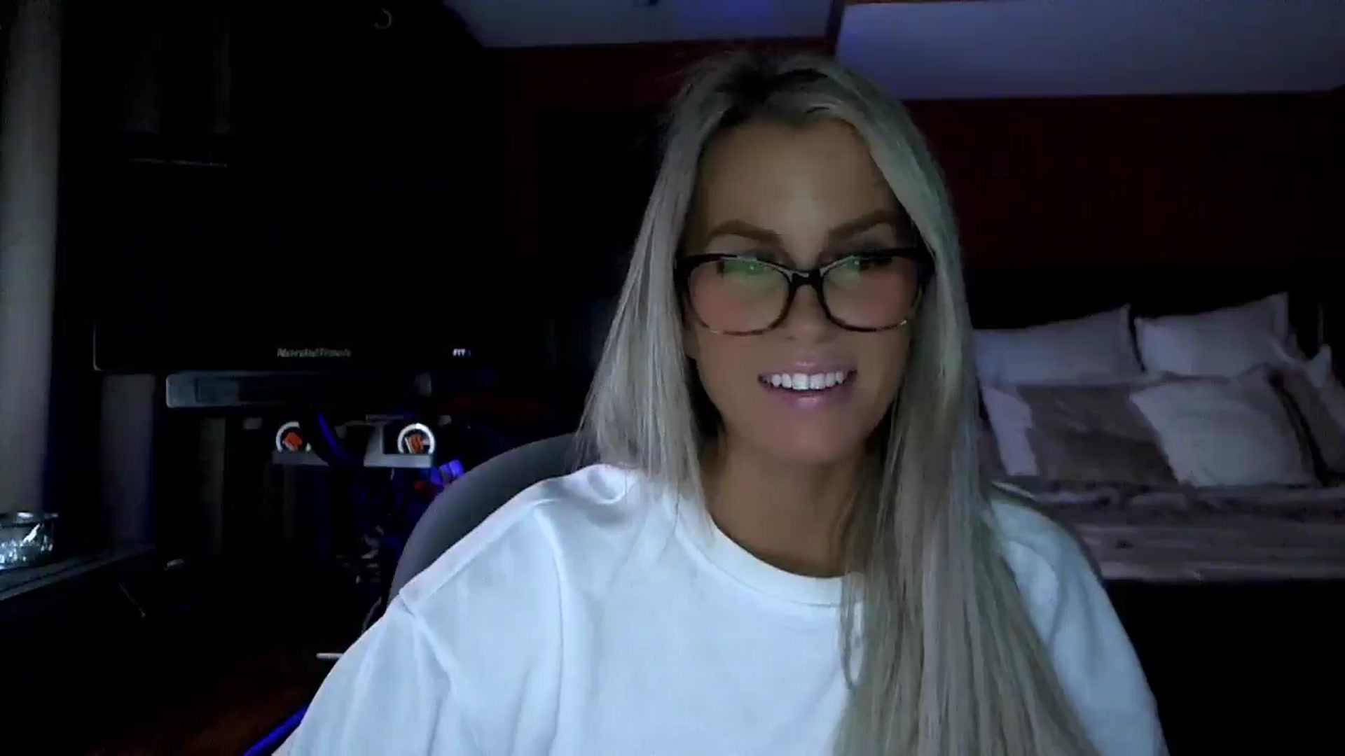 Gallery image thumbnail from Cora9's myfreecams stream on, 12/17/2025, 06:13 image 14 of 20
