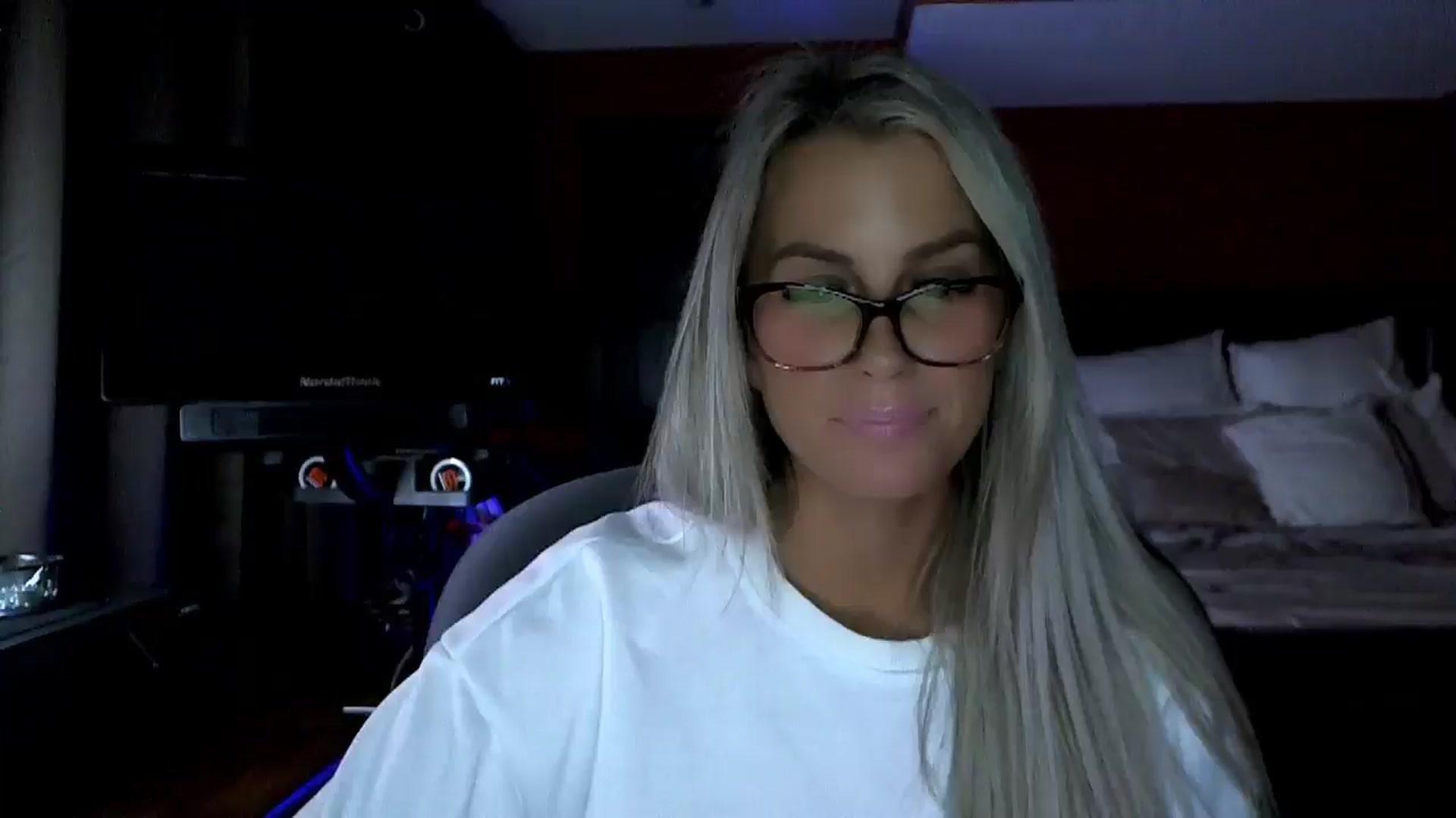 Gallery image thumbnail from Cora9's myfreecams stream on, 12/17/2025, 06:13 image 17 of 20