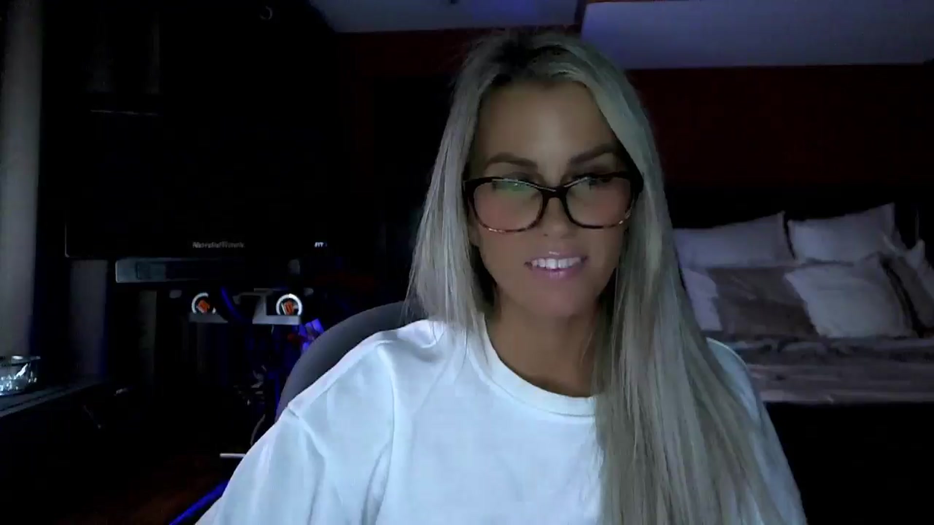Gallery image thumbnail from Cora9's myfreecams stream on, 12/17/2025, 06:13 image 11 of 20